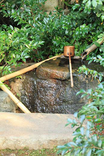 日本庭園の茶室「汎庵」の水琴窟