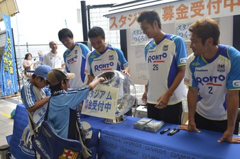 選手がホームタウン訪問、募金活動＠茨木市
