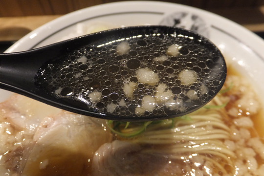 梅田　「麺屋　たけ井」　スッキリ甘い出汁の豚骨清湯！