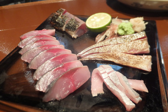 天満　「火遊びまこと」　日本酒飲み放題でブリとカツオとサバの食べ比べ！