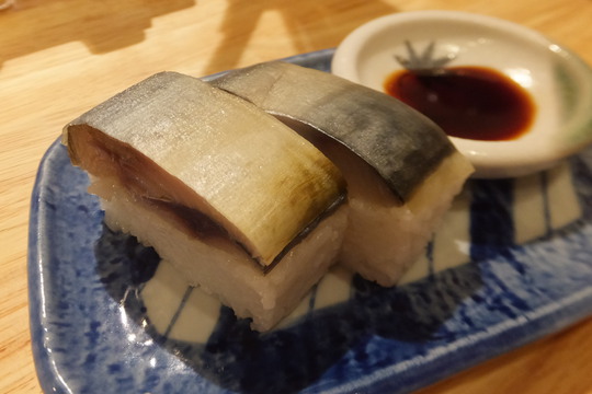 北浜　「サバ６製麺所　北浜店」　サバ節香るサバ醤油そばとサバ寿司とのセット！