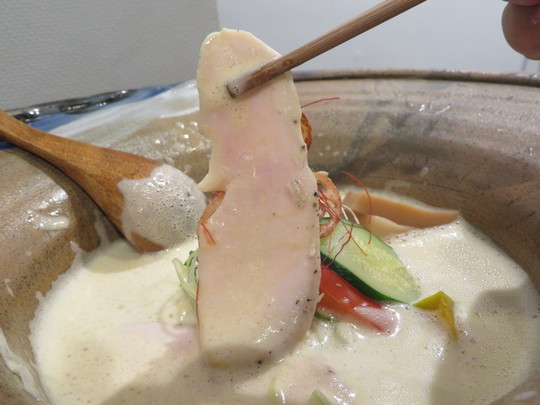 心斎橋・南船場　「麦×鶏（MUGITOTORI）」　クリーミーな鶏白湯に雲丹の風味が重なり極上のスープがまろやかで旨い！