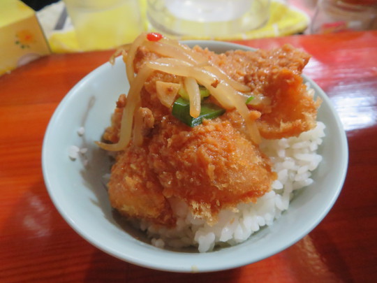 神戸・摩耶　「大陸支那そば　三木ジェット」　薄く揚げたバリかつが合う鶏ガラベースでピ唐辛子ご効いた旨辛ジェット！