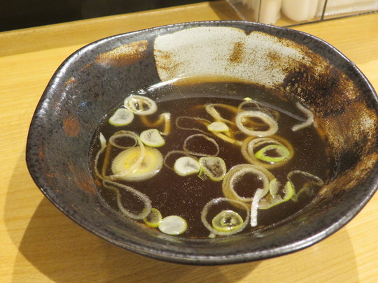 神戸・住吉　「歌志軒（かじけん）」　油そば専門店で唐揚げとスープが付いたお得なセット！
