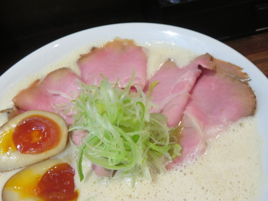 淀川・西中島　「㐂蕎麦司　きし元」　まろやかでクリーミーなだし蕎麦とスモークされた味玉の香ばしさがマッチします！