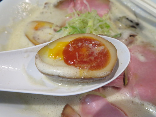 淀川・西中島　「㐂蕎麦司　きし元」　まろやかでクリーミーなだし蕎麦とスモークされた味玉の香ばしさがマッチします！