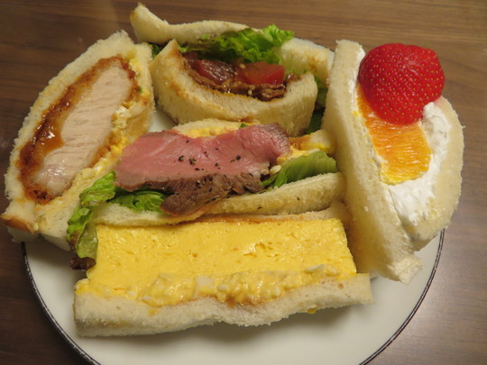 城東・鴫野　「旬のフルーツ　ハリマ」　色々な種類のサンドイッチが390円均一で品揃えしている何かと話題のお店！