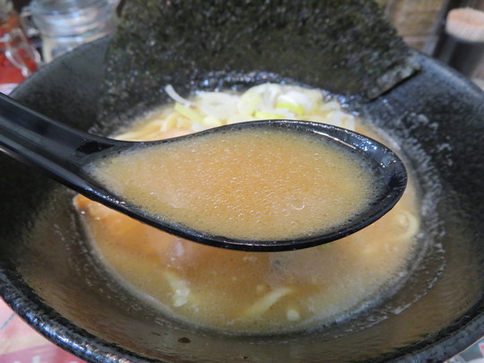 四ツ橋・アメリカ村　「アメ村家」　クセになる横浜家系ラーメンの低加水中太麺！