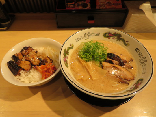京橋　「中華そば　丸京」　ライト豚骨醤油で食べやすい丸京の中華そば！