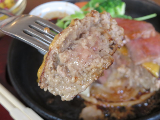 神戸・住吉　「津の田ミート」　やみつき旨辛ハンバーグがとてもジューシーで肉汁の旨味が味わえます！