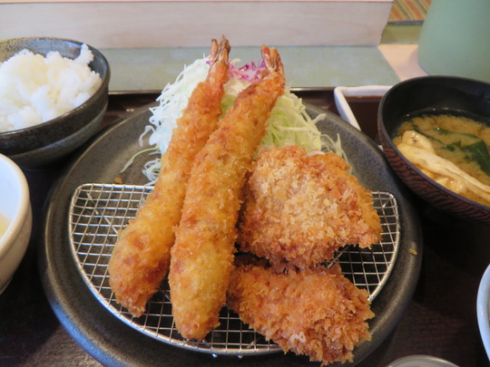 神戸・住吉　「とんかつ　ながた園」　惣菜が食べ放題で人気のとんかつ店で海老フライと一口カツの盛合せ定食！