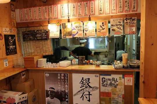 淀屋橋・平野町　「うどん　きりん屋」　雰囲気と値段が讃岐を彷彿させるお店でひやかけと天ぷらを頂きます！