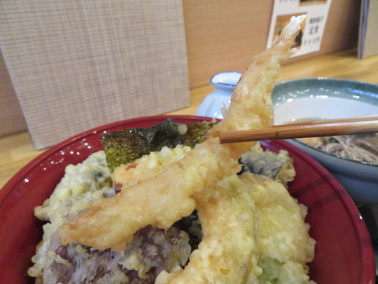 西宮・武庫川　「季節創作料理　天ぷら」　１０種類の天ぷらがトッピングされた天丼！