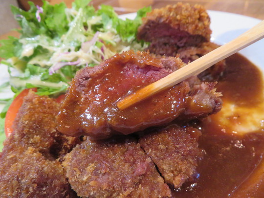 神戸・元町　「ビストロ　オニバ（BISTRO On-y-Va）」　夜でも頂けるやわらかくてお値打ちの名物ビフカツ定食！