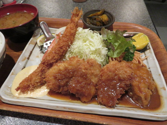 北堀江　「大富士」　大海老フライ、一口とんかつ、ハンバーグのオールスターが食べられるＡ定食！