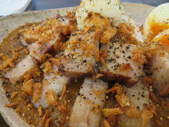 池田　「燻製カレー」　スモーク香が薫る自家燻製豚煮たまごカレー！