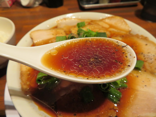 心斎橋・南船場　「濃厚中華そば　よし田」　濃厚醤油ながらスッキリした味わいのお得なチャーシュー麺！
