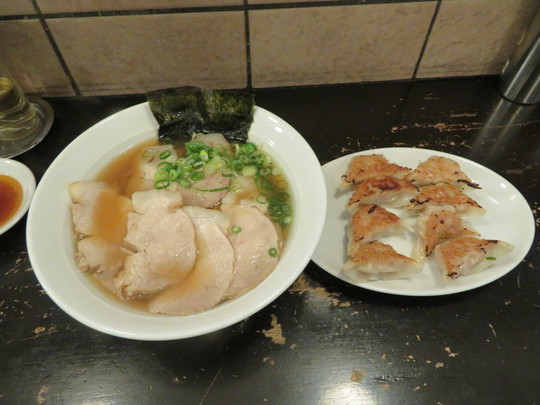 神戸・新開地　「ら～めん＆ぎょ～ざ　MARUI（マルイ）」　少し甘めの昔懐かしいスープのらーめんに餡が詰まった餃子！