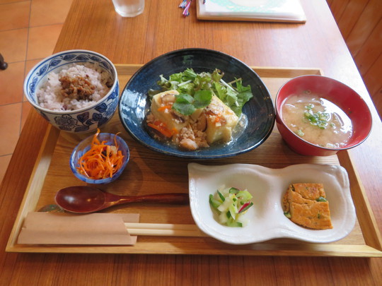神戸・住吉　「イロドリカフェ」　体に優しい日替わりの人気のイロドリ定食！