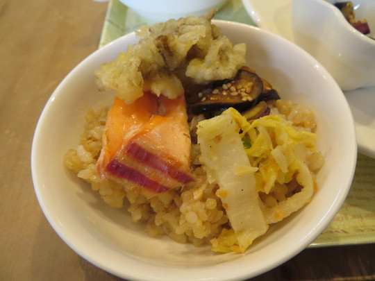 摂津･千里丘　「LOHAS　cafe （ロハス カフェ）」　色々食べれて身体に優しい日替わりプレートランチ！