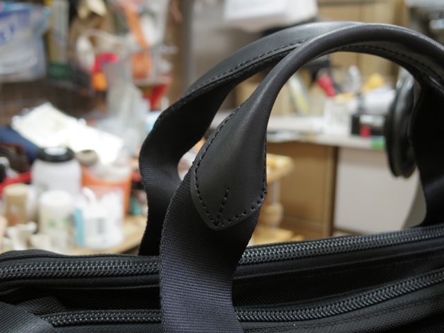 TUMIのバッグの持ち手あて革交換をいくつか TUMIのバッグの持ち手あて革交換をいくつか