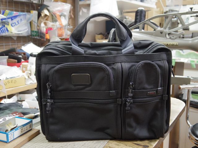 TUMIのバッグの持ち手あて革交換をいくつか TUMIのバッグの持ち手あて革交換をいくつか