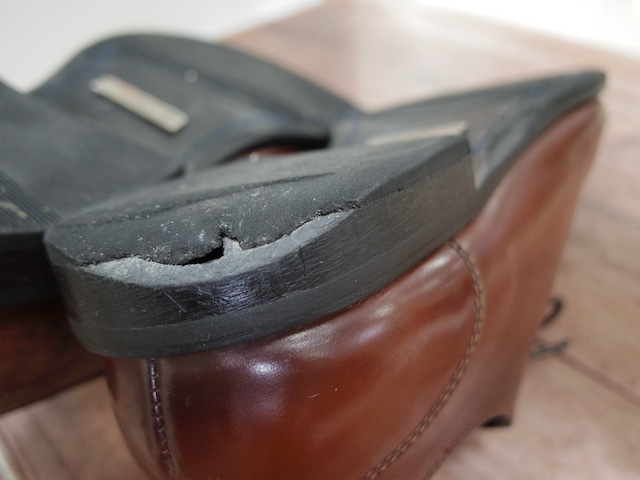 紳士靴のプラスチックヒールが割れてきて、、