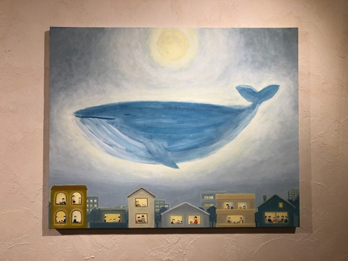 受付に掲げられた、母性本能の大きいクジラが街を見守っているイラスト（オリジナル）