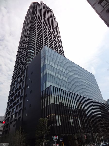 大阪の高層のビルを見上げてみた