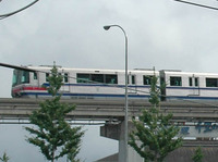 大阪モノレール「チキンラーメン号」と「阪急電車号」