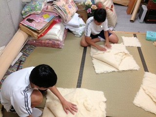 職業体験　中学2年生　綿を扱うのも初めて　山口寝装店　手作り座布団　池田市　石橋商店街