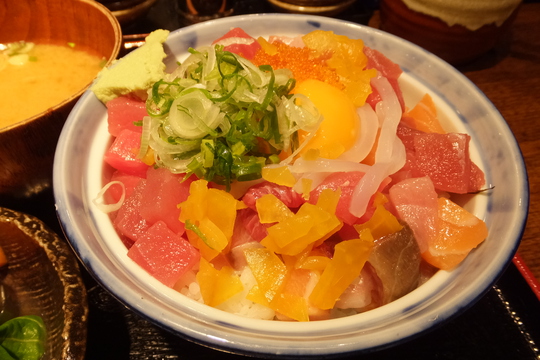 新大阪　「魚あほ一代」　メチャ旨のお値打ち海鮮丼が勢揃い！