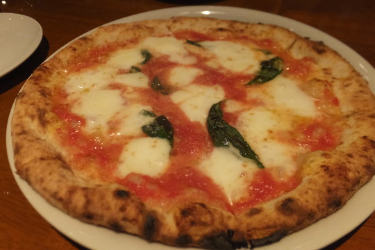 吹田・江坂　「ピッツェリア　カプリコルノ」　窯で焼かれるピザはジューシーで旨い！