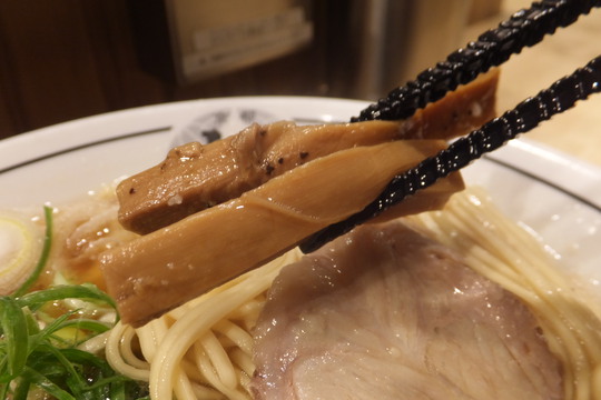 梅田　「麺屋　たけ井」　スッキリ甘い出汁の豚骨清湯！