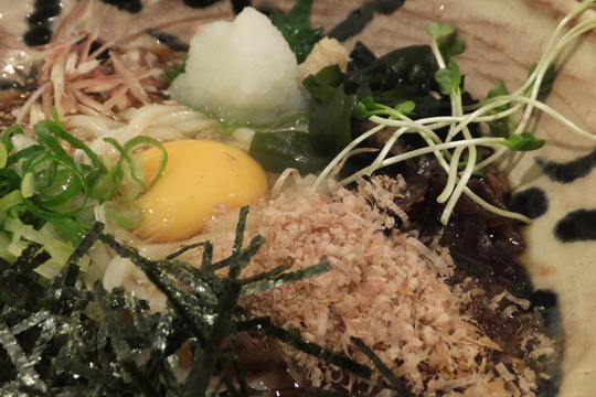 四ツ橋・新町　「美糸（びいと）」　カフェの様なうどん店で頂く彩り十種の野菜で食べるぶっかけ！