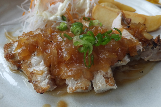 吹田・江坂　「奏（kanade）」　玉ねぎを炒めたソースの豚ロースステーキの和風ソース！