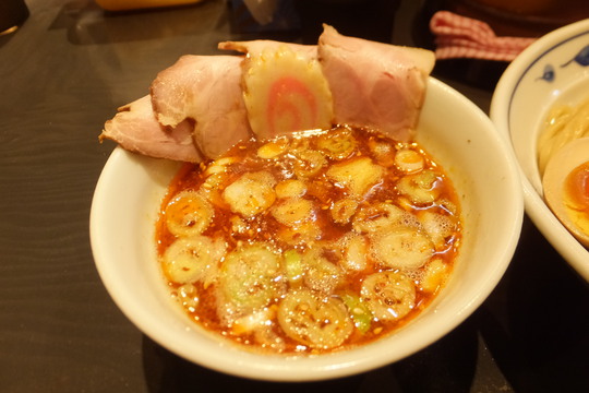 西中島　「サバ６製麺所　西中島南方店」　ピリ辛が食欲をそそるサバ濃厚鶏辛つけ麺！