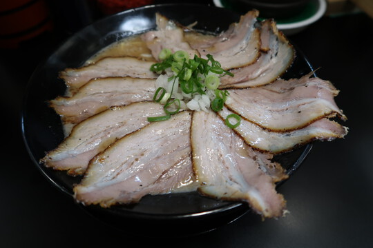 梅田・兎我野町　「らーめん　とがの屋」  バランスのいい豚骨魚介ラーメンとチャーシュー丼のセット！