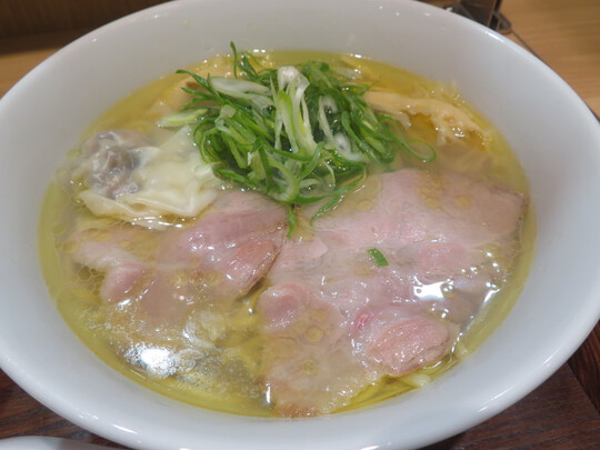 梅田・エキマルシェ　「彩色ラーメン　きんせい」　牡蠣の風味が広がる鶏と牡蠣出汁の黄金塩！