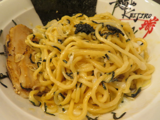 西・阿波座　「麺や　KEIJIRO　端（ずい）」　一番人気の全部のせがとても食べ応えあります！　