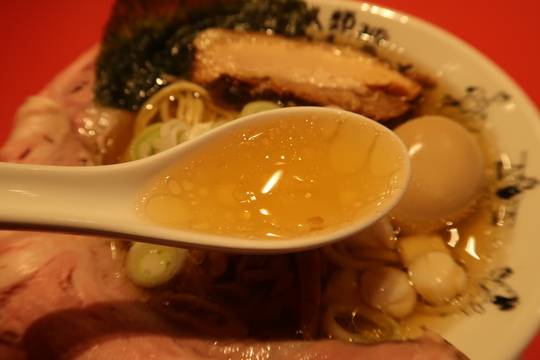 心斎橋・アメリカ村　「人類みなウチのラーメン」　貝柱の風味のスッキリしたスープが美味しい昆布と魚介のクリアブレンド！