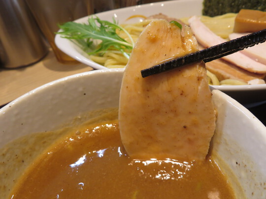 神戸・御影　「麺・ヒキュウ　御影店」　鶏と魚介の旨味が詰まった鶏白湯魚介つけ麺！