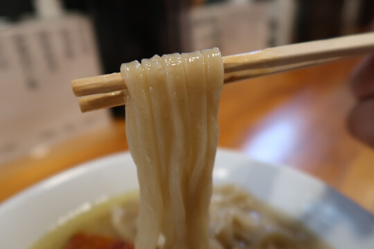東大阪・河内小阪　「極汁美麺　umami」　大和肉鶏のもも肉１枚乗ったお値打ちな一杯！