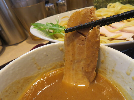 神戸・御影　「麺・ヒキュウ　御影店」　鶏と魚介の旨味が詰まった鶏白湯魚介つけ麺！