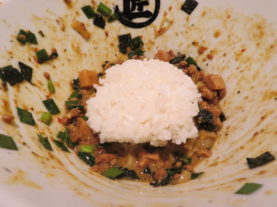 梅田・UMEDA FOOD HALL　「麺や　マルショウ」　23時まで食事が出来るフードホールで台湾カレーまぜそば！