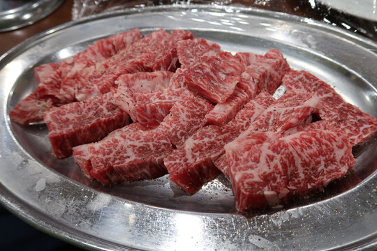 神戸・西元町　「肉のオカダ」　黒毛和牛の上肉を堪能させて頂いた上に〆は絶品のハンバーグと牛丼です！