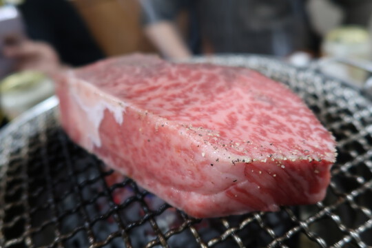 神戸・西元町　「肉のオカダ」　黒毛和牛の上肉を堪能させて頂いた上に〆は絶品のハンバーグと牛丼です！