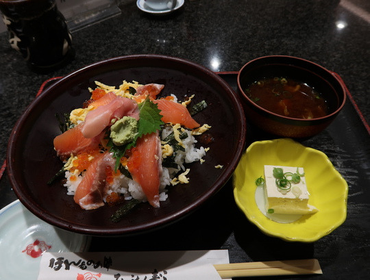 吹田・江坂　「ひょうたん寿し　江坂本店」　人気の寿司屋で頂くサーモンイクラ丼定食！