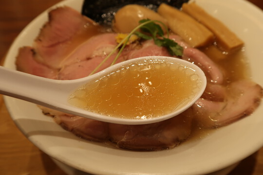 梅田・阪神百貨店　「なにわ麺次郎　然」　貝出汁が効いた黄金貝ラーメンの特製を頂きました！