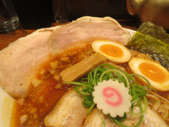 吹田・江坂　「注文の多いラーメン屋」　ピリ辛と背脂の甘味がマッチした魚介醤油スープの特製スリル！